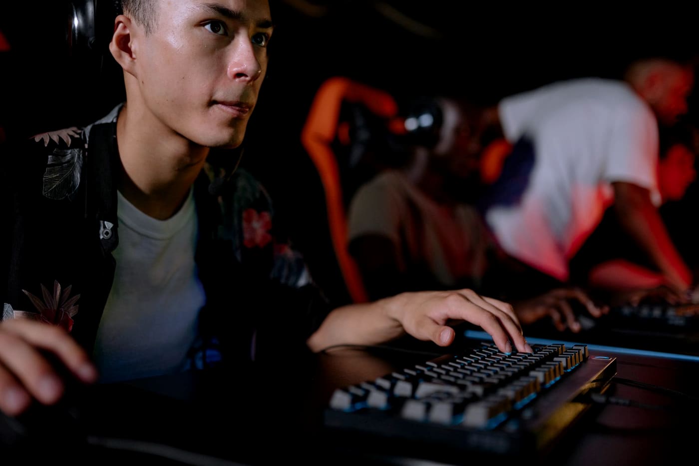 A player concentrating at a keyboard during gameplay